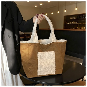 Dettaglio borsa tote in tela con inserti in ecopelliccia bianca per l'autunno e l'inverno