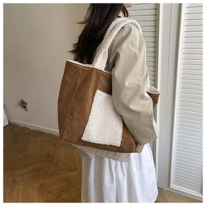 Dettaglio della borsa tote in pelle scamosciata marrone con bordi in lana color crema