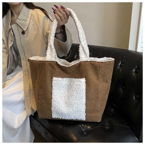 Dettaglio di una grande borsa tote in velluto marrone con finiture in lana bianca