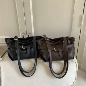 Borse tote vintage in pelle PU nera e marrone scuro con fibbie metalliche decorative
