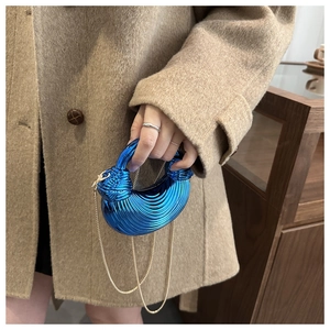 Dettaglio borsa blu elettrico con texture a pieghe e manico a nodo dal design esclusivo