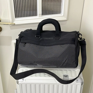Borsa da palestra nera capiente con dettaglio scozzese grigio e tracolla regolabile