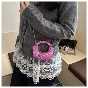 Elegante borsa a mezzaluna rosa metallizzato con trama a pieghe e catena dorata