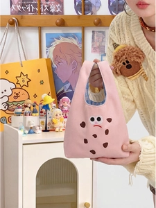 Dettaglio della borsa in tela rosa con ricamo cartoon e fodera a quadri blu
