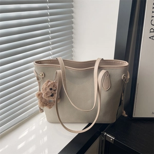Sac fourre-tout minimaliste en daim beige avec breloque ours en peluche marron clair