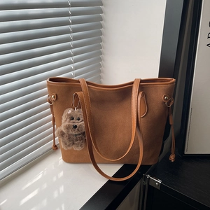 Grand sac cabas en daim marron avec pendentif chiot peluche et détails coulissants