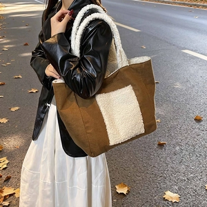 Borsa tote in tessuto marrone e montone bianco in un elegante ambiente autunnale