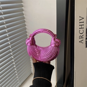 Borsa in acrilico rosa metallizzato con manico circolare e tracolla a catena oro