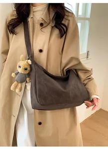 Dettaglio della borsa tote in ecopelle marrone scuro con ciondolo a forma di orso
