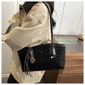 Détail du sac cabas léopard avec logo Fashion et pendentif de raquette de tennis