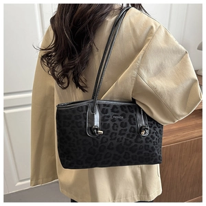 Détail du sac cabas à imprimé léopard noir avec un emblème Fashion métallique