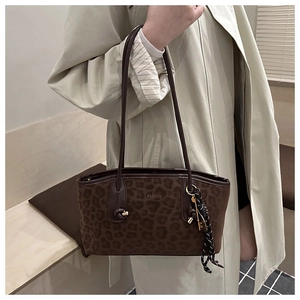 Vue détaillée du sac cabas léopard avec décor de perles métalliques et foulard en soie