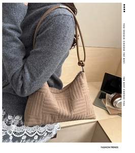 Dettaglio borsa a spalla in velluto a coste marrone con motivo a rilievo in stile casual