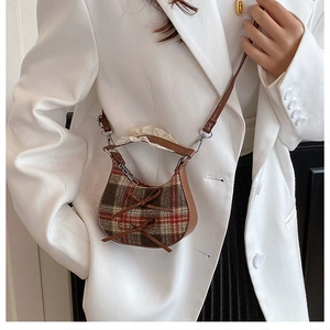 Dettaglio borsa retrò in tweed a quadri con fiocchi in pelle e bordo in pizzo bianco