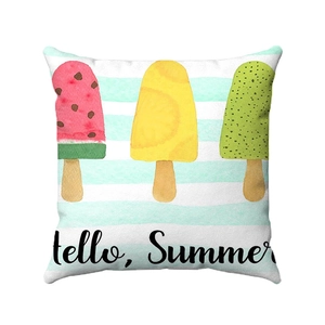 Dettaglio della federa per cuscino con ghiaccioli ad acquerello e scritta Hello Summer
