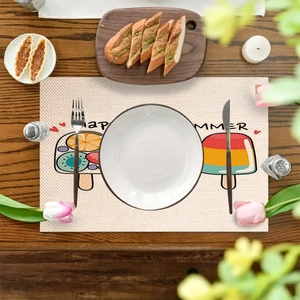 Tovaglietta in lino con stampa di gelato e testo Happy Summer su un tavolo di legno