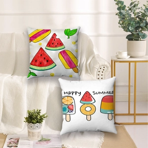 Set di due federe estive con motivi di gelati e frutta su un divano bianco elegante
