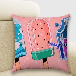 Cuscino morbido con illustrazione di gelato e colori pastello sul divano per decorare