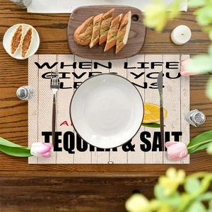Tovaglietta in lino con motivo limone e testo Tequila & Salt su tavolo scuro