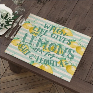 Tovaglietta in lino con limoni e scritta tequila su tavolo in legno scuro