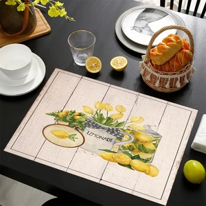 Dettaglio di tovaglietta in lino con stampa di limoni e tulipani su tavolo in legno scuro