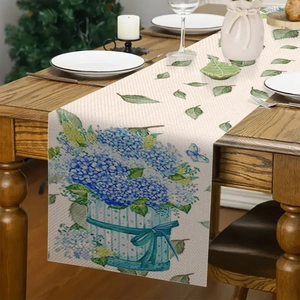 Dettaglio del runner da tavola in lino con motivi di cesti di ortensie blu
