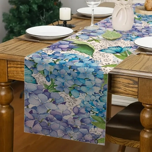 Dettaglio del motivo floreale di iris sul runner in lino su un tavolo in legno