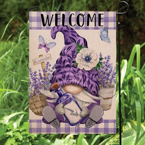 Bandiera da giardino con lavanda, gnomo e scritta Welcome su supporto metallico