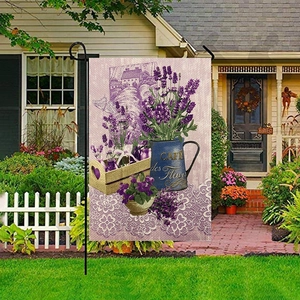 Bandiera da giardino con lavanda, vaso di fiori vintage e asta in metallo su prato verde