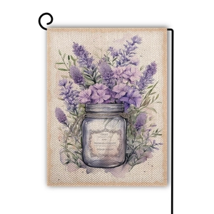 Dettaglio bandiera da giardino lavanda con trama lino rustico e stampa acquerello vintage