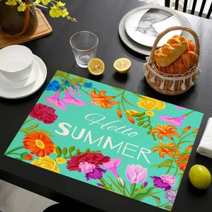 Detail van linnen placemat met zonnebloemprint en Hello Summer tekst op hout