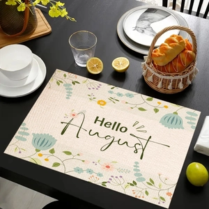 Gedetailleerde textuur van linnen placemat met bloemenrand en Hello August opdruk
