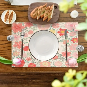 Linnen placemat met bloemenprint op donker houten tafel met bestek en decoratie