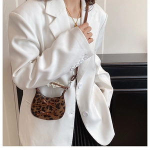 Borsa a tracolla leopardata abbinata a un blazer bianco con fiocchi marroni chic