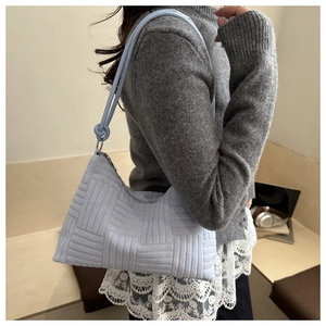 Dettaglio della borsa hobo in nylon celeste trapuntata con motivo a trama sulla spalla