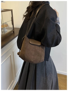 Sac seau en daim marron foncé avec coutures verticales vintage et rabat de fermeture