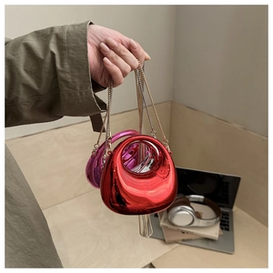 Dettaglio mini borsa in acrilico metallizzato rosso e viola con tracolla a catena
