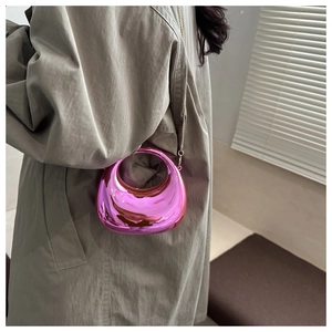Dettaglio della mini borsa a mezzaluna rosa metallizzato con tracolla a catena