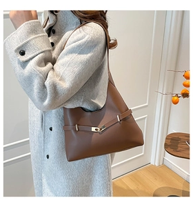 Dettaglio di una borsa hobo in pelle testa di moro con fibbia dorata e design pulito