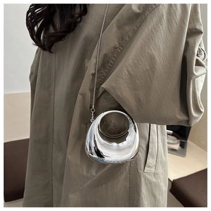 Borsa da sera in acrilico argento a specchio con manico circolare e tracolla a catena