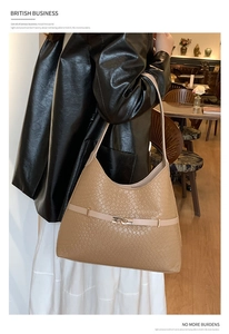 Khaki hobo tas met geweven textuur en een stijlvolle gouden metalen gesp