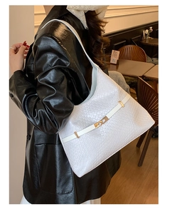 Detail van witte geweven leren hobo tas met een gouden metalen sluiting en textuur
