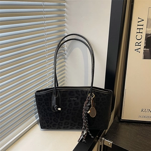 Sac fourre-tout vintage à motif léopard avec texture peluche et breloque de tennis