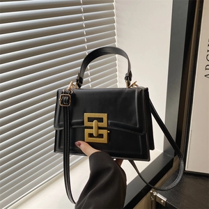 Borsa a tracolla classica in pelle nera con fibbia dorata e manico superiore