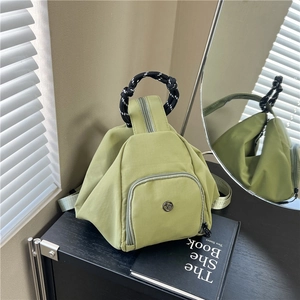 Mochila de nailon verde claro con asas tejidas de contraste y logo de metal retro