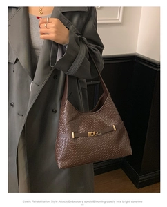 Dettaglio della borsa hobo marrone con trama intrecciata e fibbia dorata lucida