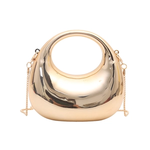 Elegante borsa da sera in acrilico dorato a mezzaluna con manico ad anello e catena