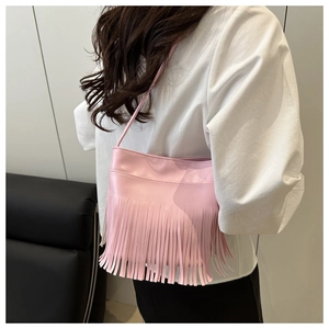 Detailansicht der rosa Fransen-Schultertasche mit langen Quasten und glatter PU-Leder-Textur
