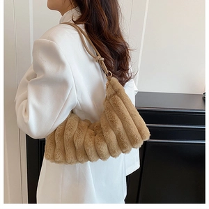 Détail du sac à bandoulière en peluche kaki avec texture plissée et lanière nouée