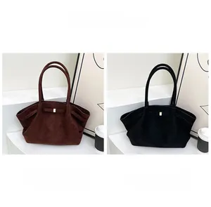 Vue détaillée de grands sacs cabas en daim marron et noir avec boucle en métal doré